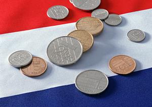 店頭とインターネットで販売しています